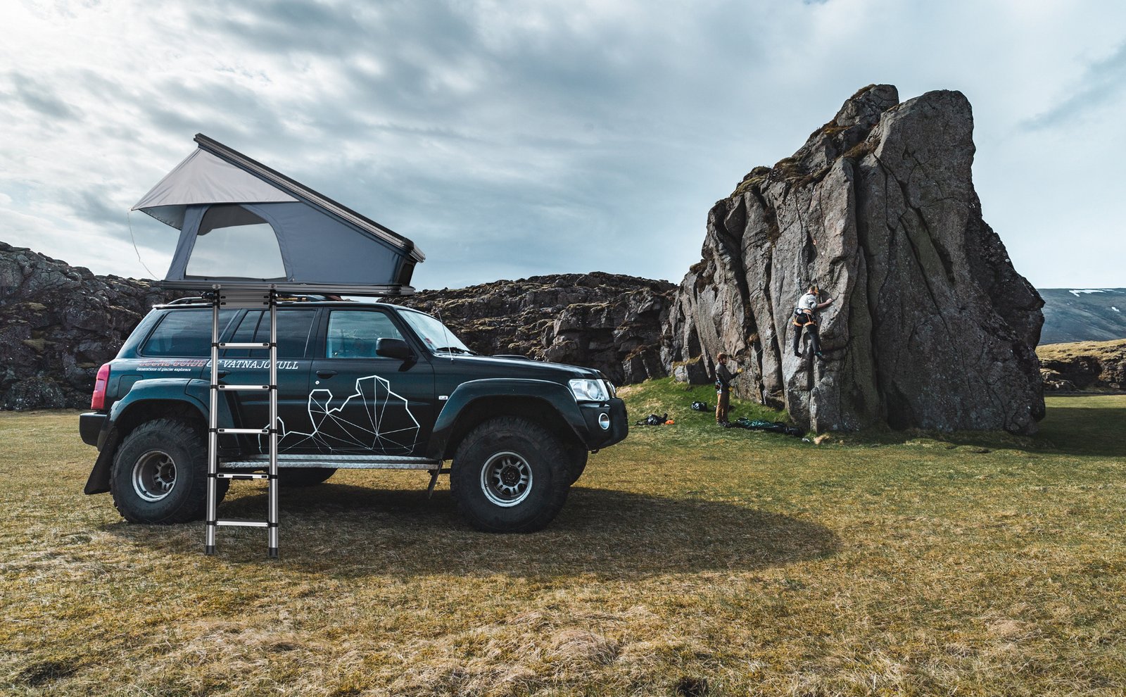 Aluminum-hardshell-motop-roof-top-truck-tent-side-open
